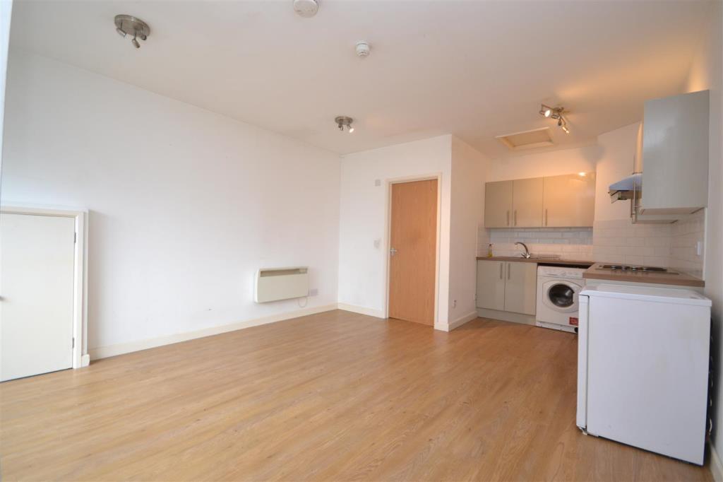 Lot: 26 - FREEHOLD RESIDENTIAL INVESTMENT - Flat 1 - Archive photo March 2021